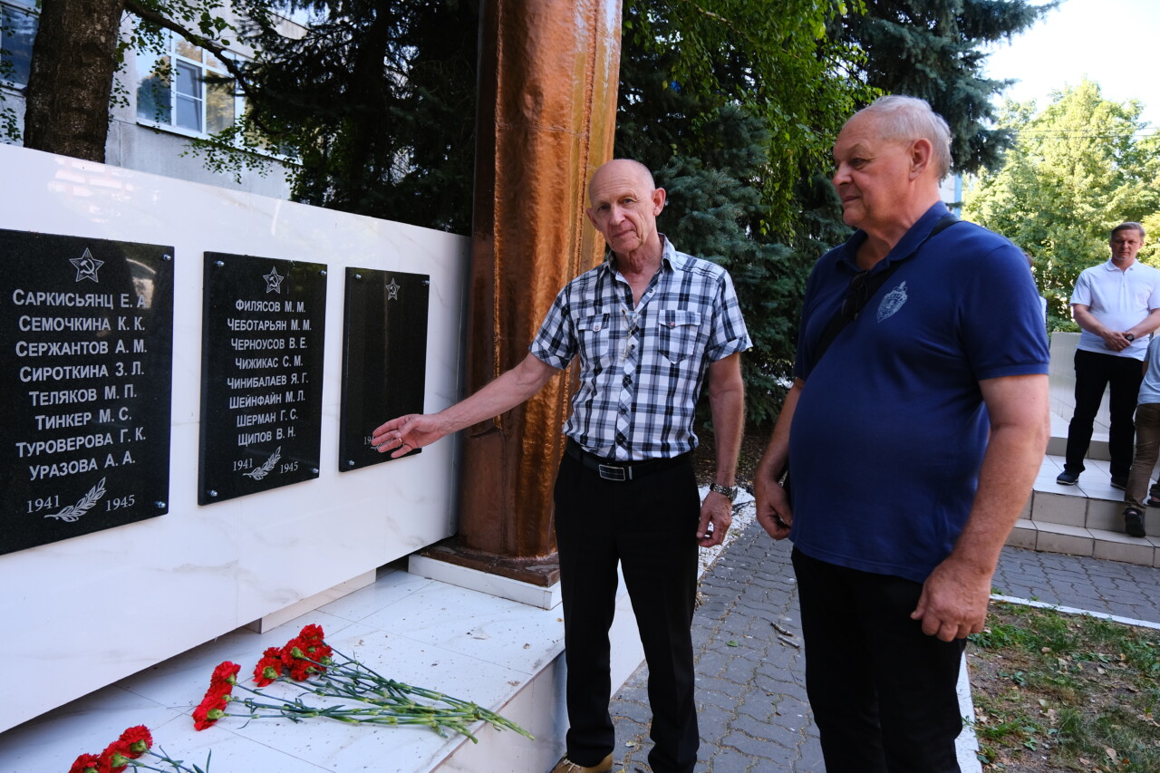 Потомки героя-врача побывали в Ростове и возложили цветы к Обелиску павшим  медикам РостГМУ | 27.07.2023 | Ростов-на-Дону - БезФормата